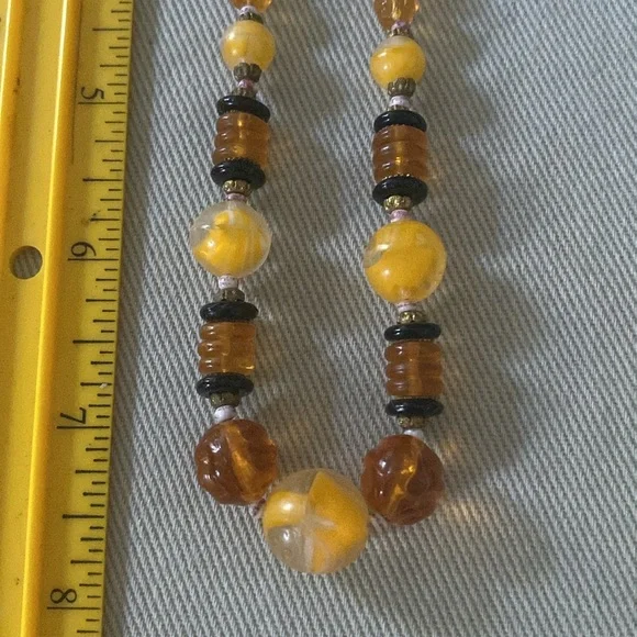 Vintage lucite beads necklace - Picture 2 of 3